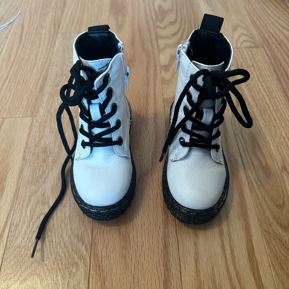 Like new! Sincerely Jules Toddler Size 6 White Boots.